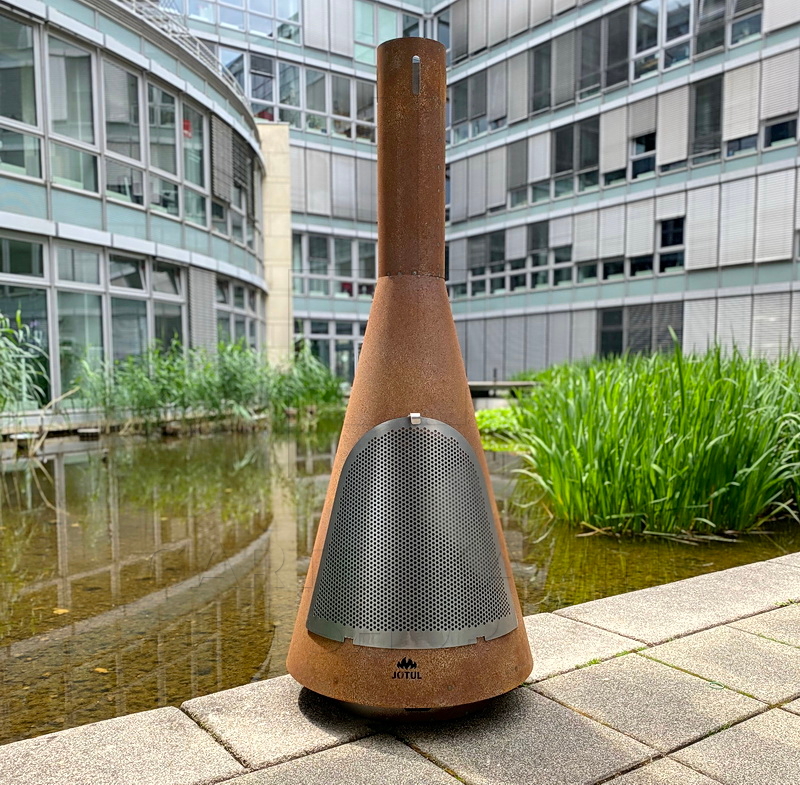 Jøtul Frøya Funkenschutz am Terrassenkamin verbaut