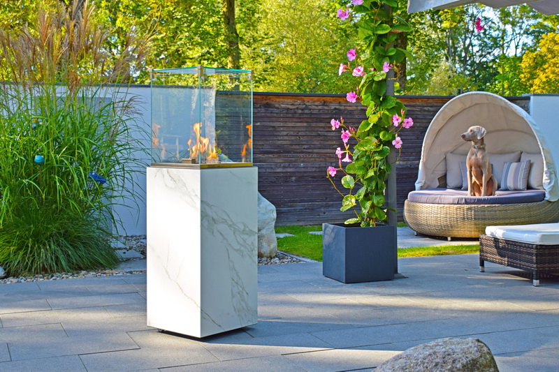 neocube-o Calacatta silk Terrassenheizer im Garten