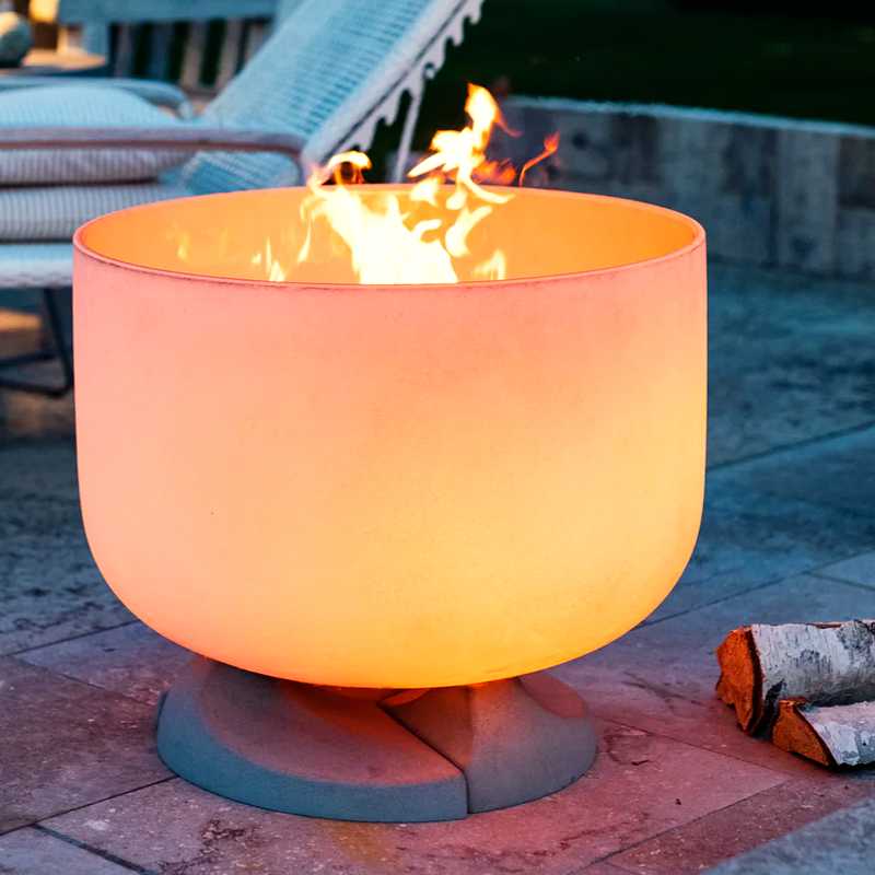 QFlame Set Classic Concrete - Feuerschale aus Quarzglas ø 71 x 50 cm mit Betonfuß brennend