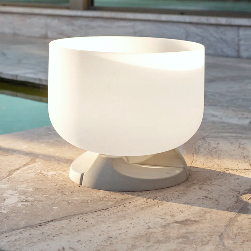 QFlame Set Classic Concrete - Feuerschale aus Quarzglas ø 71 x 50 cm mit Betonfuß am Pool