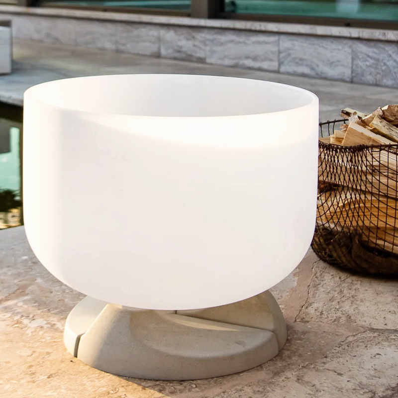 QFlame Set Classic Concrete - Feuerschale aus Quarzglas ø 71 x 50 cm mit Betonfuß auf Terrasse